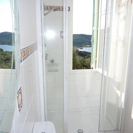 Maison 4 , 8 Personnes.